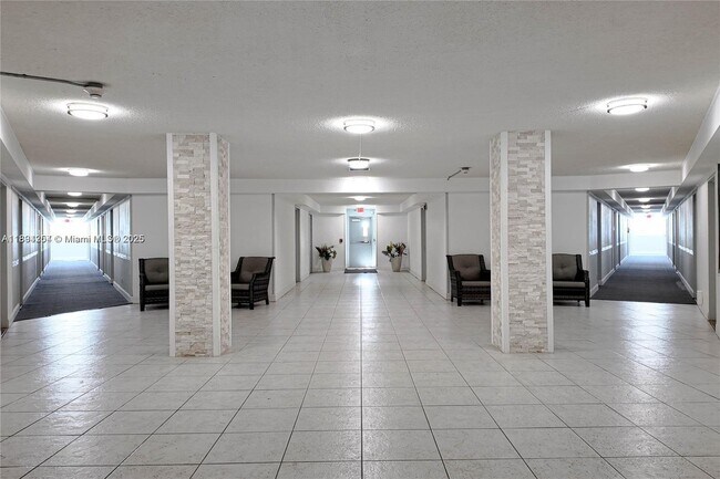 Building Photo - 1913 S Ocean Dr