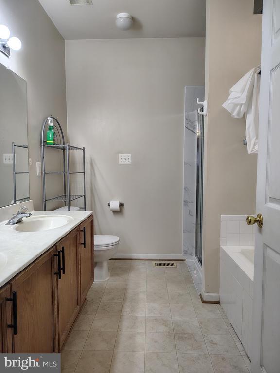 Building Photo - 444 Delaware Rd