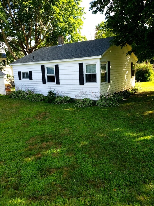 Building Photo - Quite house in quiet neighborhood. Corner Lot