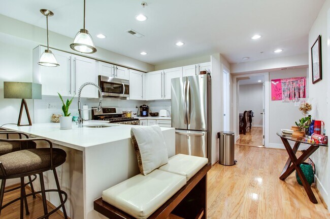 Building Photo - Cozy 1 Bedroom Apartment in Bloomingdale!