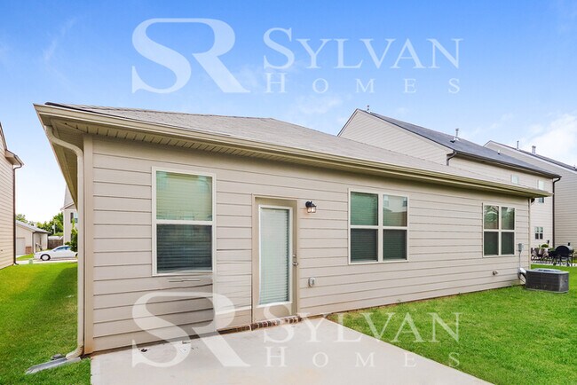 Building Photo - Don't miss out on this lovely 4BR 2BA home