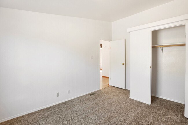 Building Photo - Wonderful Rural Home!