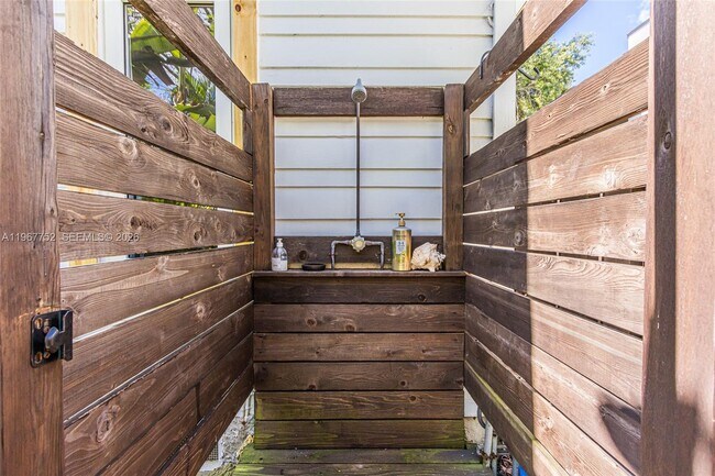 Building Photo - 665 NE 120th St