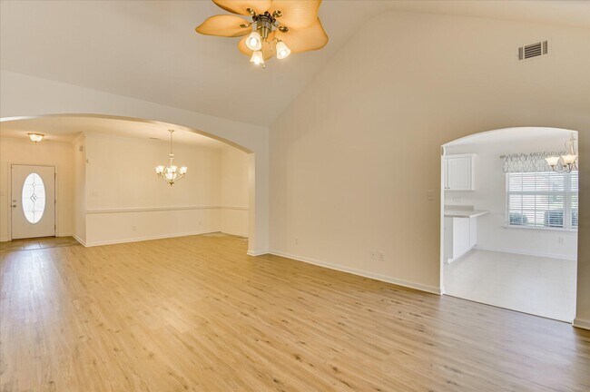 Building Photo - 443 Surrey Park Dr SE