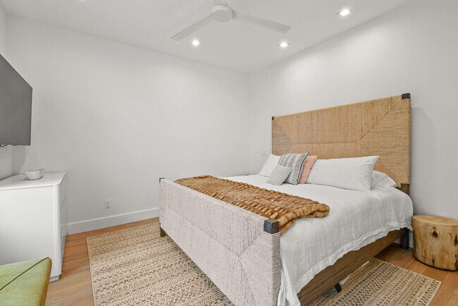 Building Photo - 226 Oleander Ave