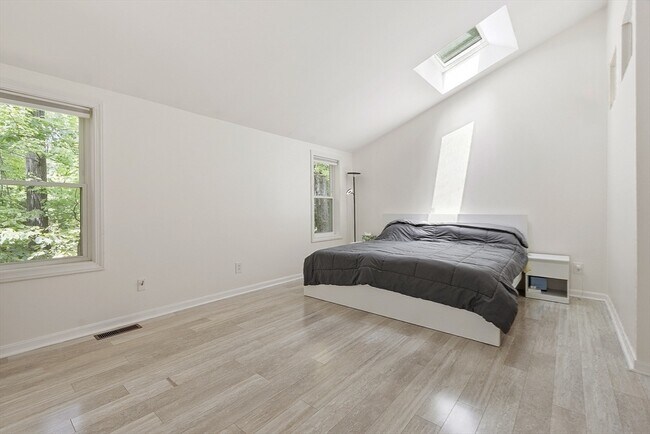 Building Photo - 5 Maple Ridge Dr