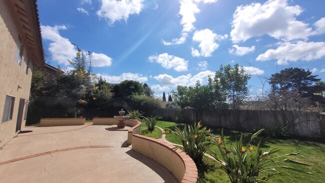 Building Photo - Spacious Home In A Great Location