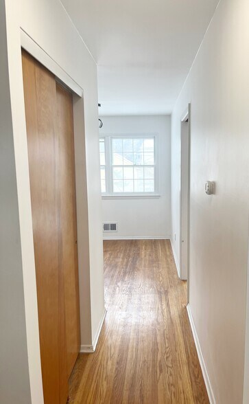 Building Photo - 104 Seminole Way