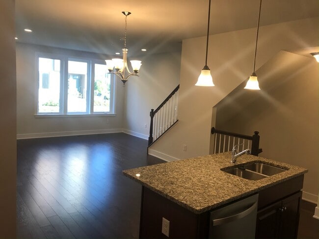 Building Photo - 703 Lakeview Ct