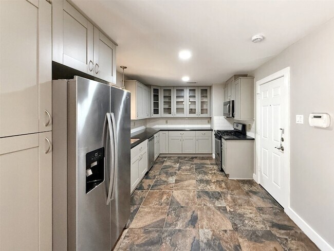Building Photo - 3533 Antilles Dr