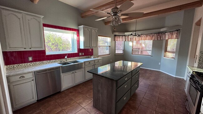 Building Photo - Beautiful 3 Bedroom 2 Bathroom with Low Ma...