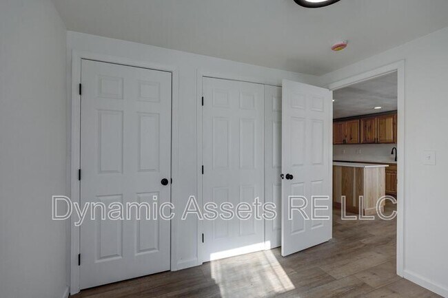 Building Photo - 410 Fieldcrest Dr