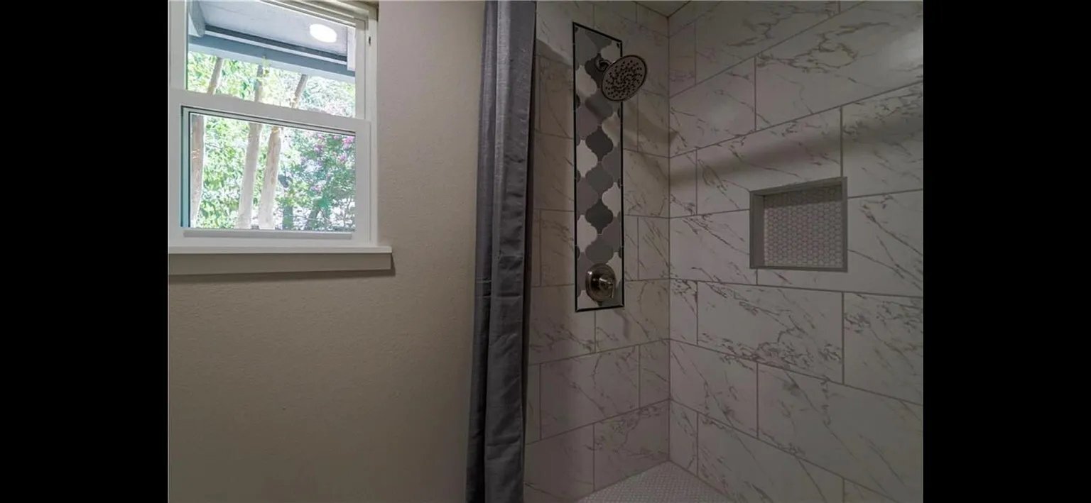 Building Photo - 4704 Woodside Dr