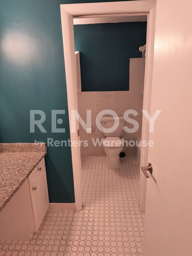 Building Photo - Available June 10th 2 Bedroom 1 Bath Condo in Minneapolis