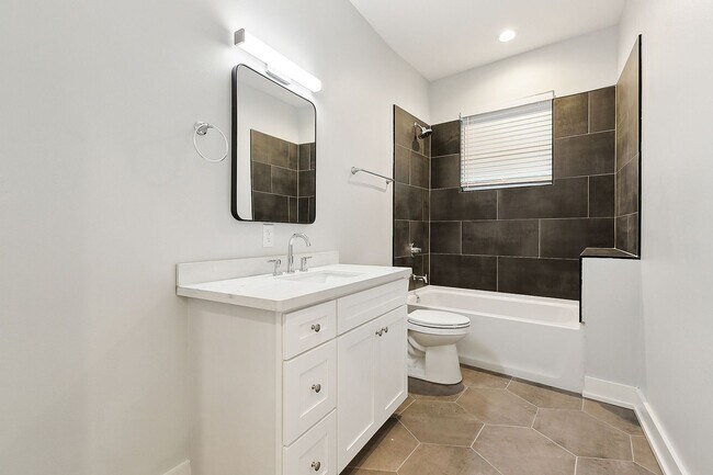 Building Photo - Spacious 3 Bedroom, 2 Bath Apartment with Modern Appliances