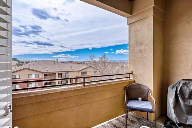 Building Photo - Beautiful Updated 2-bedroom Condo in highly desirable Mayfair-Lowry Location! 1-month free rent- ...