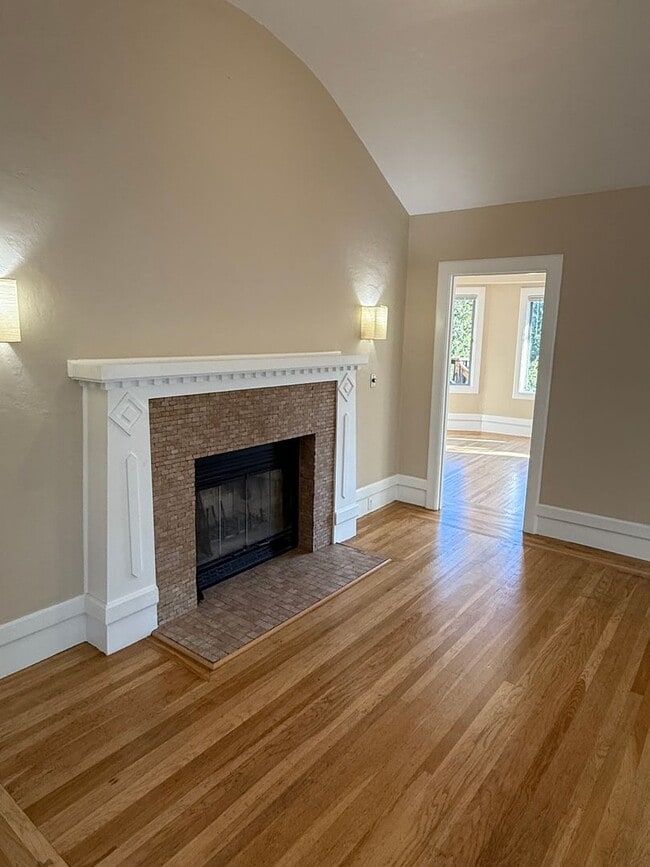 Building Photo - Great 2 Bedroom Rental Home in Crocker Highland District