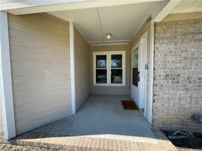 Building Photo - 2840 Chillingworth Dr