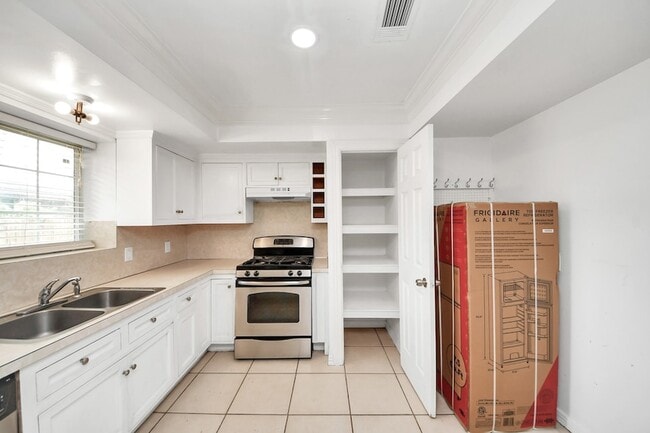 Building Photo - 811 Hillcrest Dr