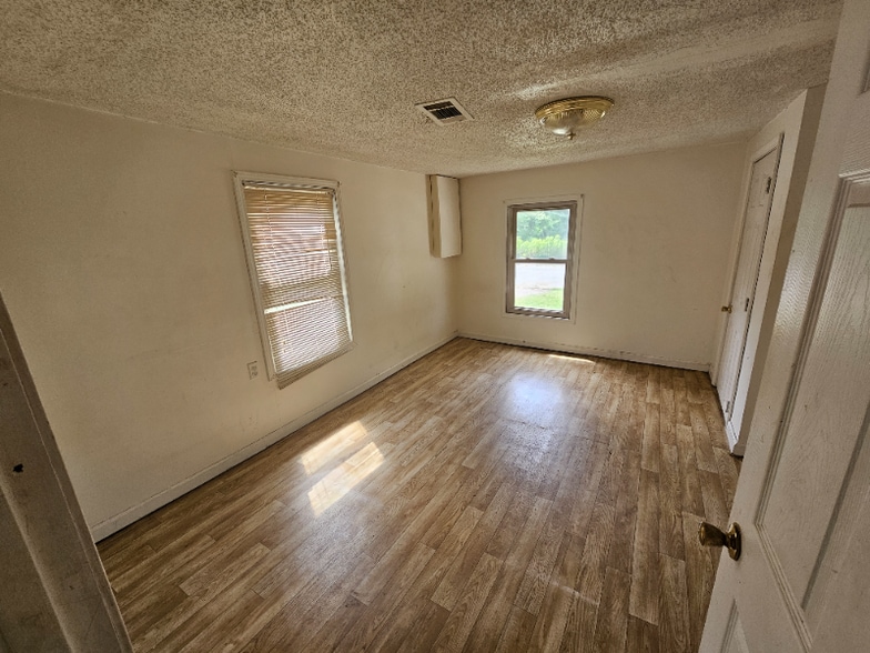 Building Photo - 215 Alfalfa Ave