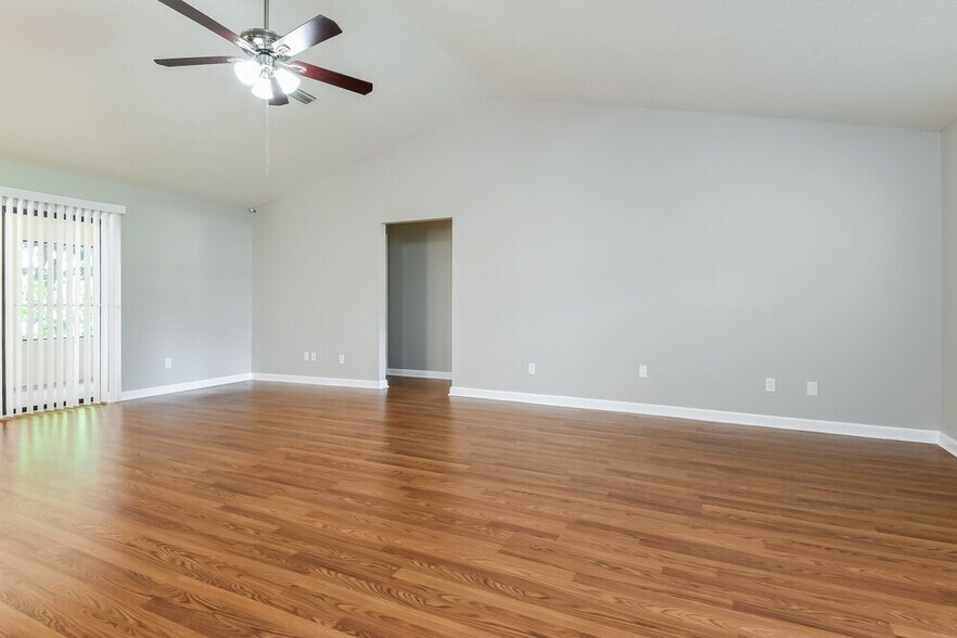 Building Photo - 10416 Calle De Flores Dr