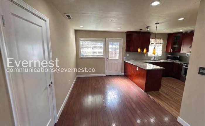 Building Photo - 1936 Shoreview Ave