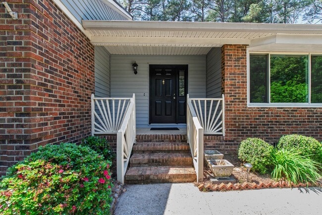 Building Photo - Charming Brick Ranch-Style Cul-de-Sac Home in Garner!