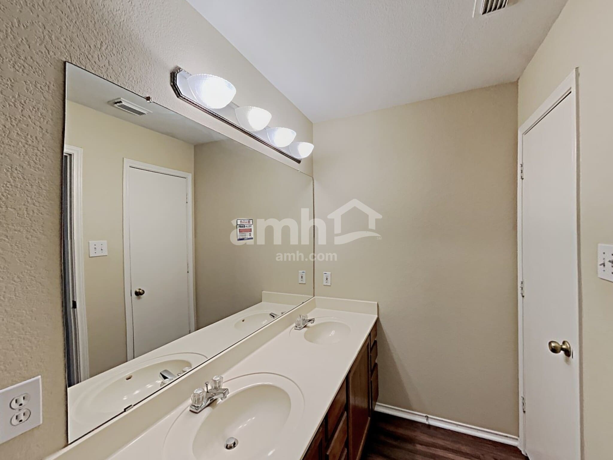 Building Photo - 10339 Manor Crk