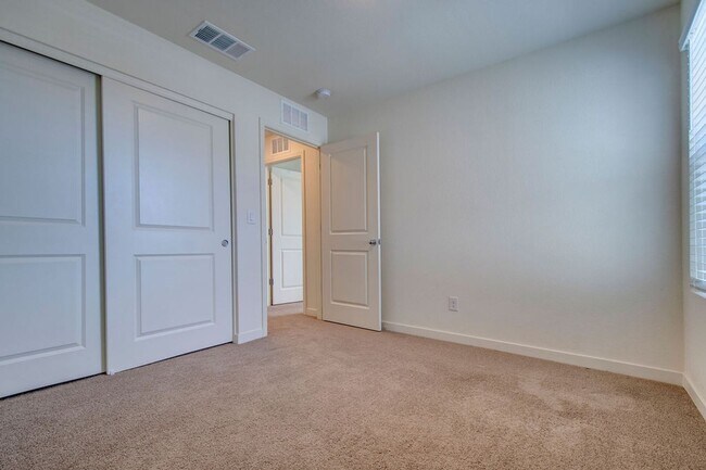 Building Photo - Terrific 4 bedroom available for rent - Al...