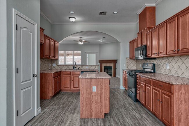 Building Photo - Gorgeous 4 Bed 2.5 Bath in Yukon!