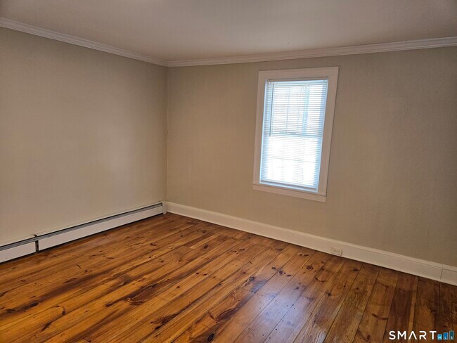 Building Photo - 623 Elm St