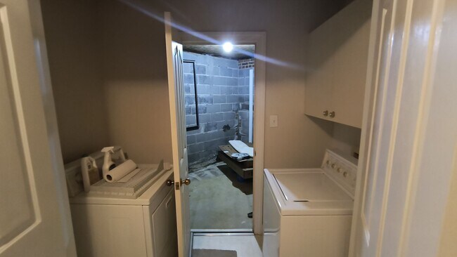 Building Photo - 423 Brightwood Dr