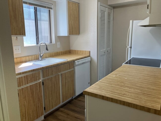 Building Photo - 12100 Melville Dr