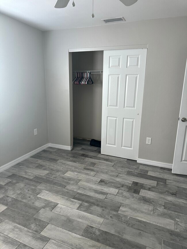 Large guest room - 6149 Staunton Dr