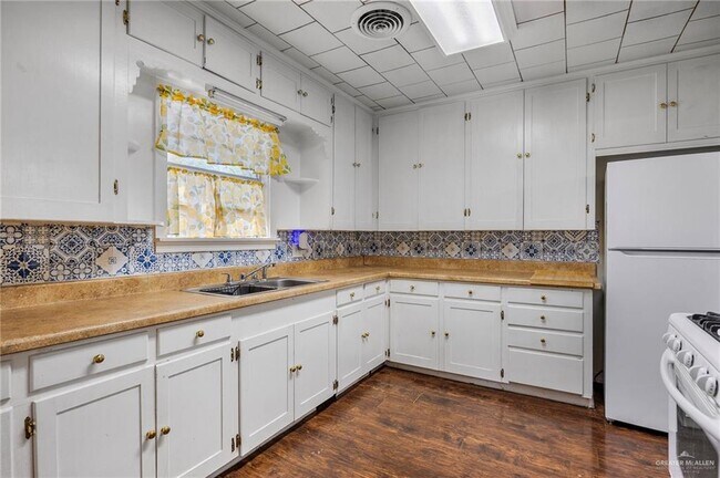 Building Photo - 25 W Kelly Ave