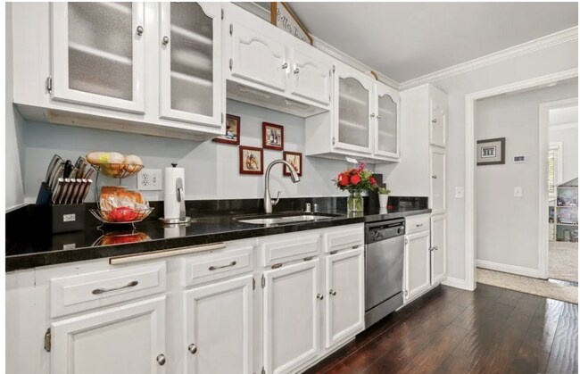 Building Photo - Charming 4-Bedroom, 2-Bath Fully Furnished...