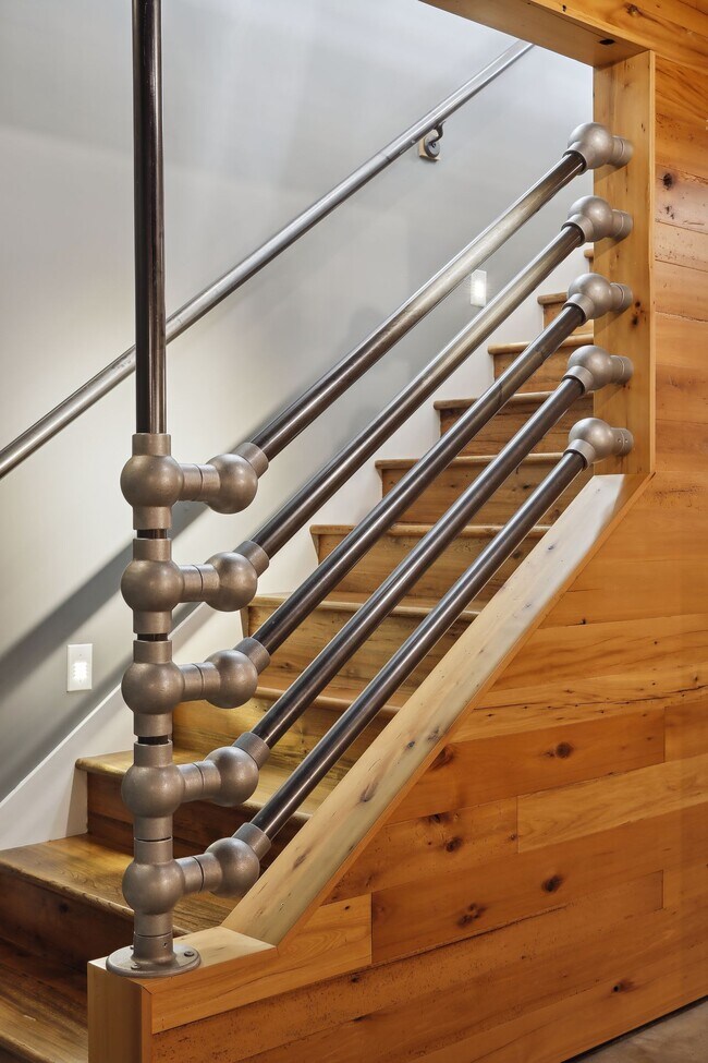 Building Photo - 924 Eleanor Ave