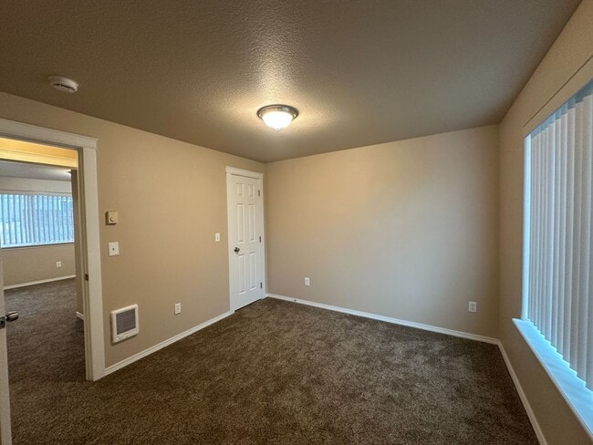 Building Photo - 3 Bedroom / 2 Bathroom Single Level Duplex in Madras