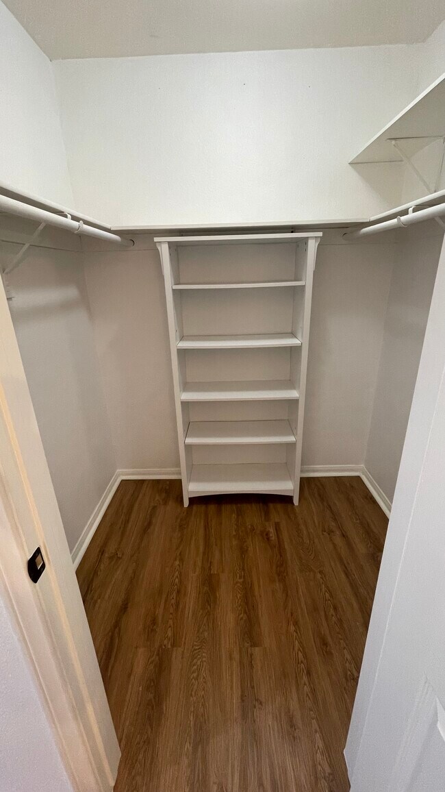 Walk-in closet - 432 Edgehill Ln