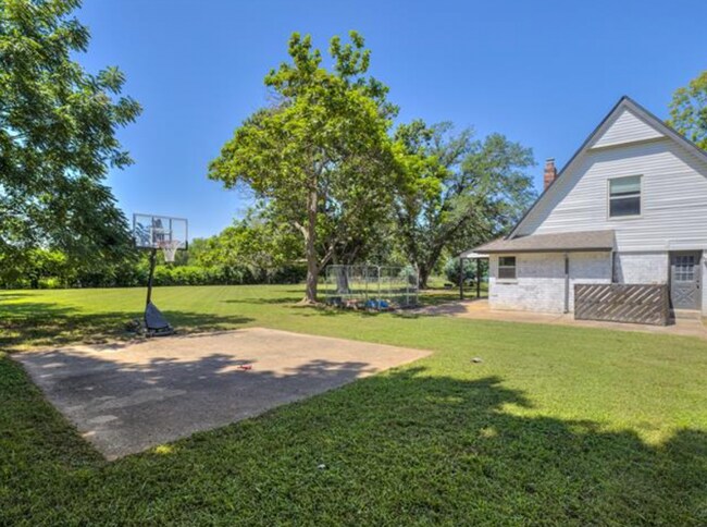 Building Photo - Beautiful 4 bedroom home. Country space, modern updates.