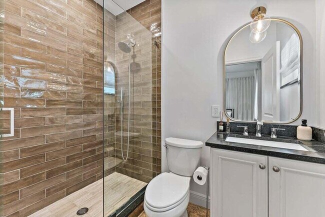 Building Photo - 513 E Whitney Dr