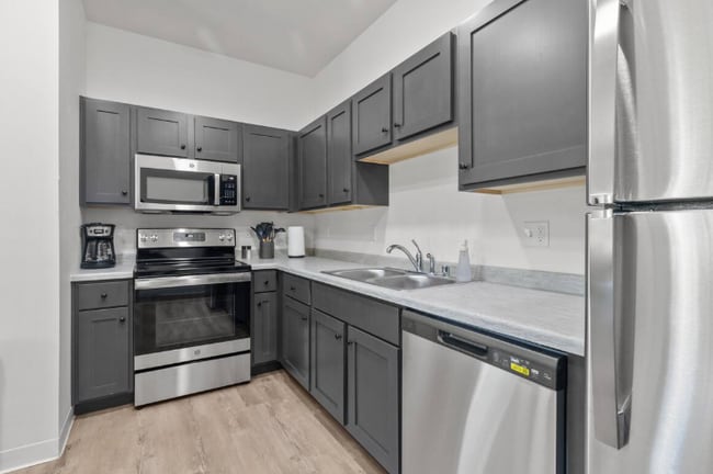 Building Photo - 1360 American Dr