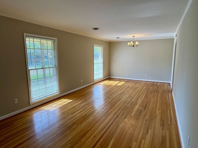 Building Photo - Cute & Cozy 3 Bedroom / 2 Bathroom in Mont...