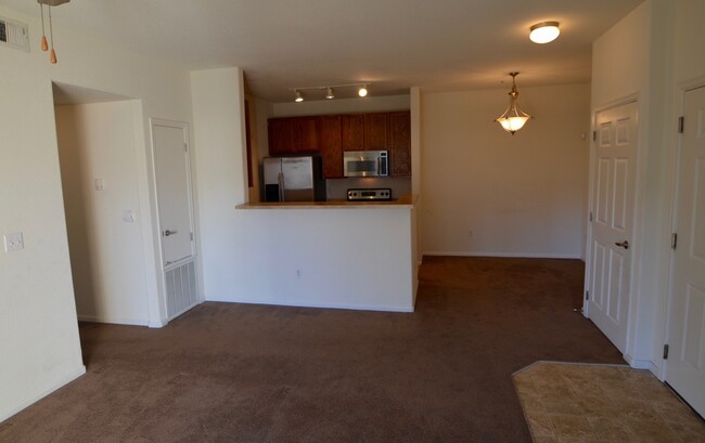 Building Photo - Spacious Pet Friendly 2bd/2ba Condo with G...