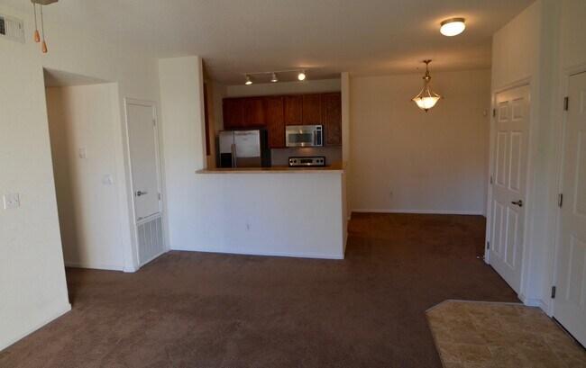 Building Photo - Spacious Pet Friendly 2bd/2ba Condo with Garage!