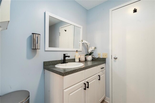 Building Photo - 990 Main St