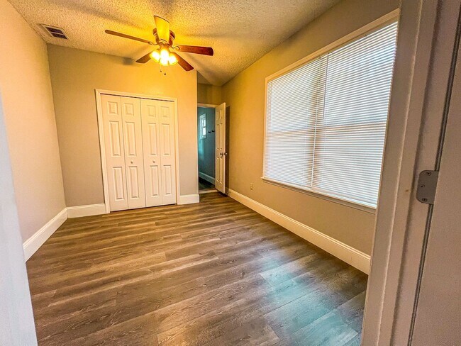 Building Photo - Charming Home in the Heart of Downtown Kis...