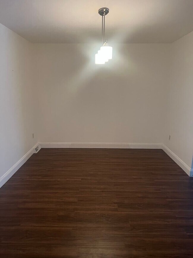 Building Photo - Now Available Spacious 3 Bedroom, 1.5 Bath Home