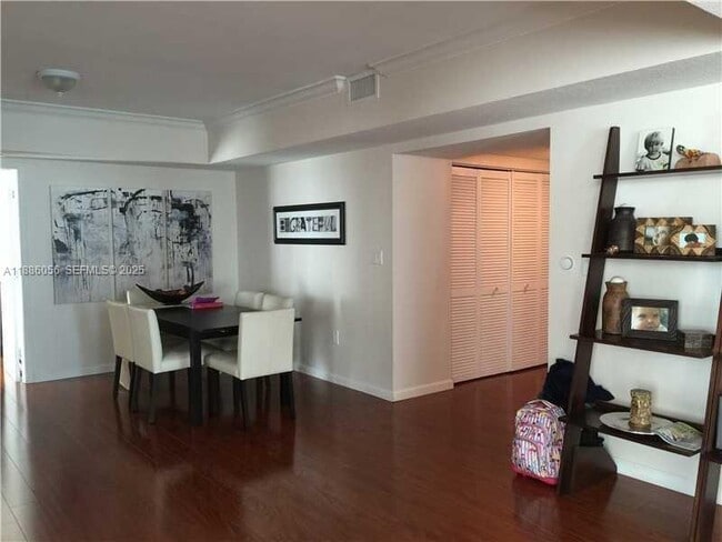 Building Photo - 1800 N Bayshore Dr