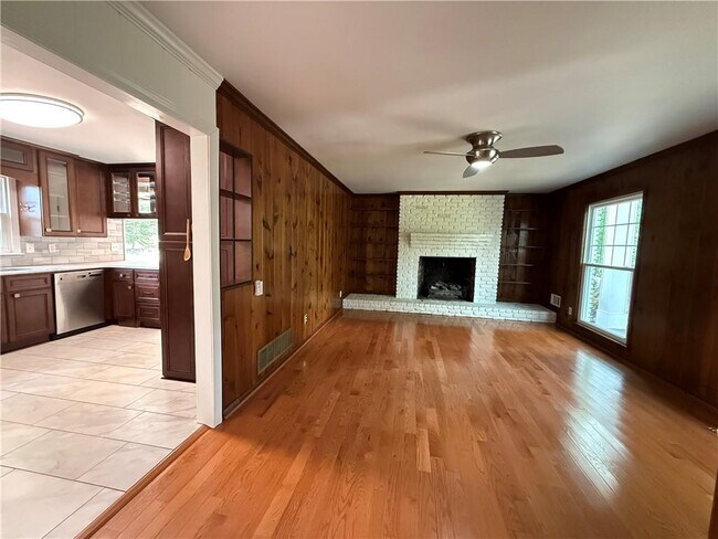 Building Photo - 800 Glenairy Dr NE